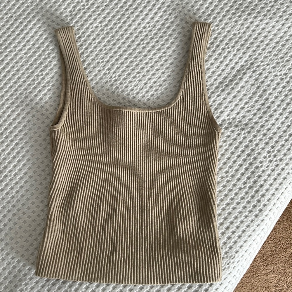 (SOLD) Aritzia Babaton sculpt knit tank